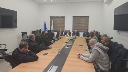 وفد الحركة الإسلامية والموحدة يزور بلدية كفر قاسم عقب تكرار سقوط الصواريخ